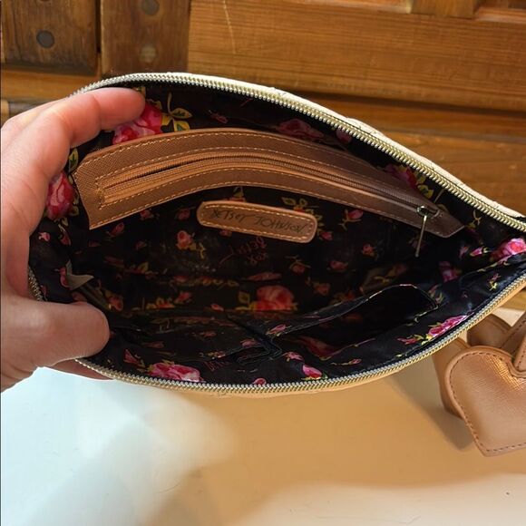 Betsey Johnson Cream and Black Quilted Cosmetic Bag Triple Heart Tags - Picture 6 of 7